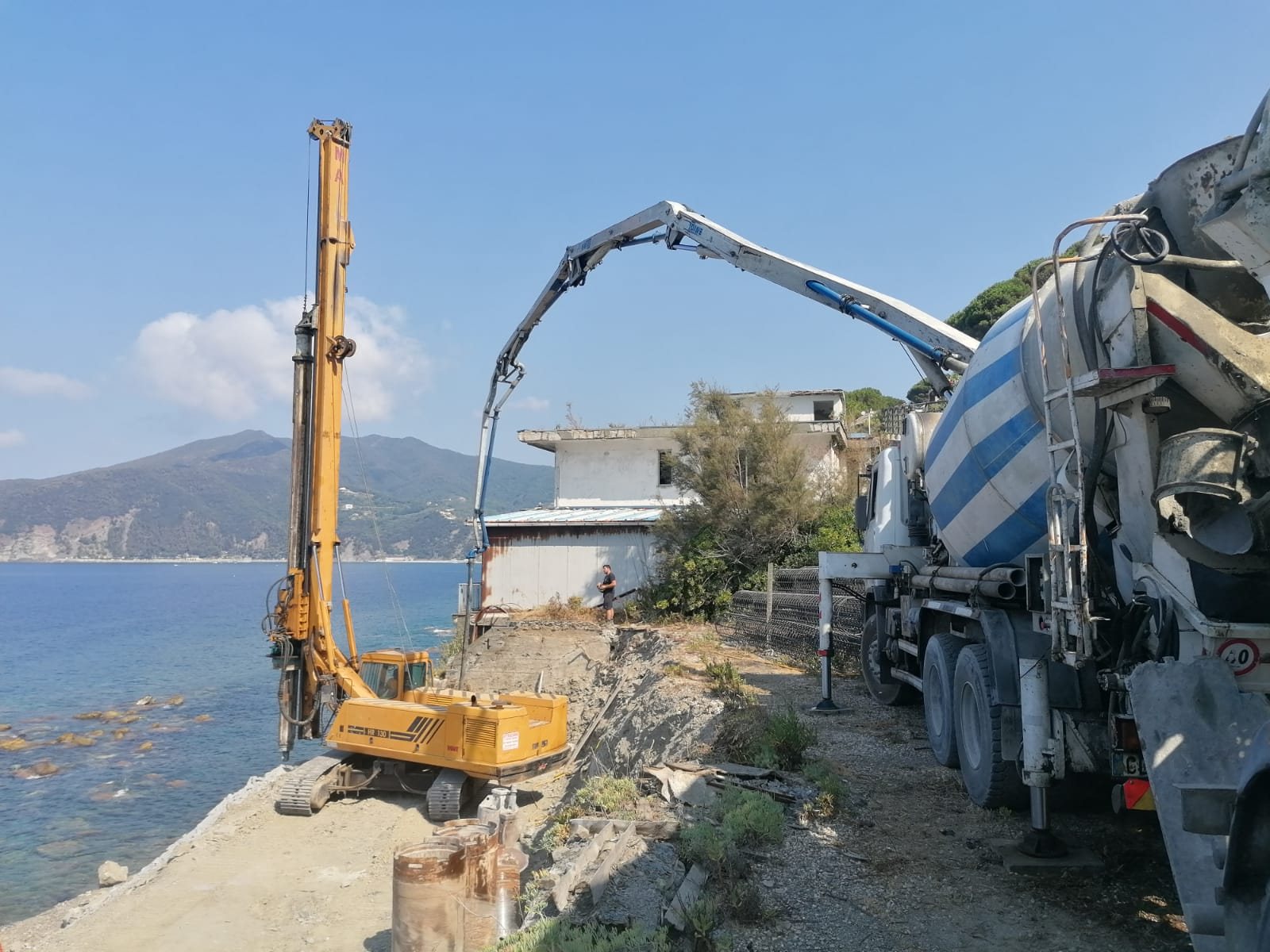 Getto di calcestruzzo in un cantiere sul mare