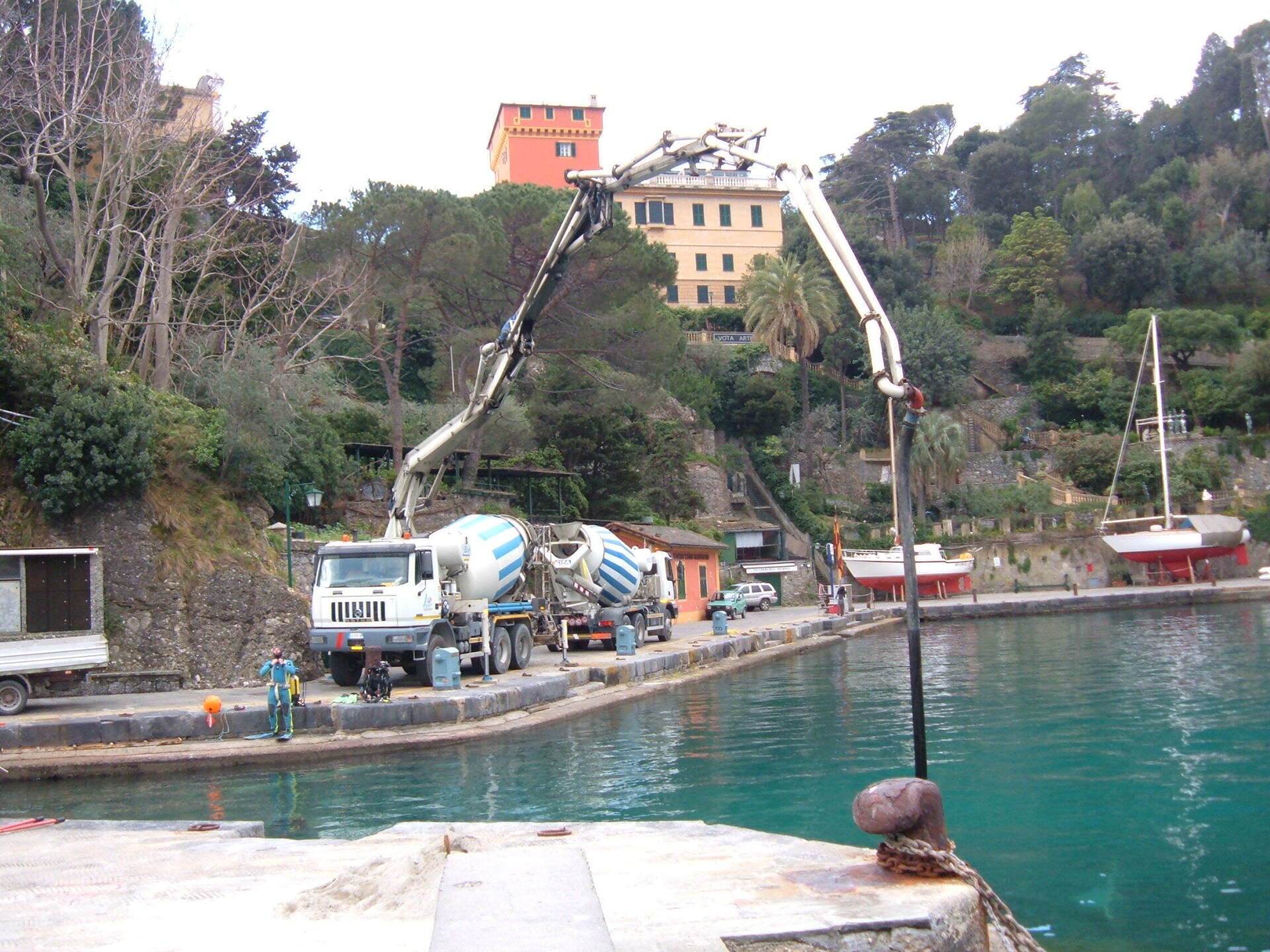 Autobetoniere Lusardi durante un getto di calcestruzzo nel Levante ligure